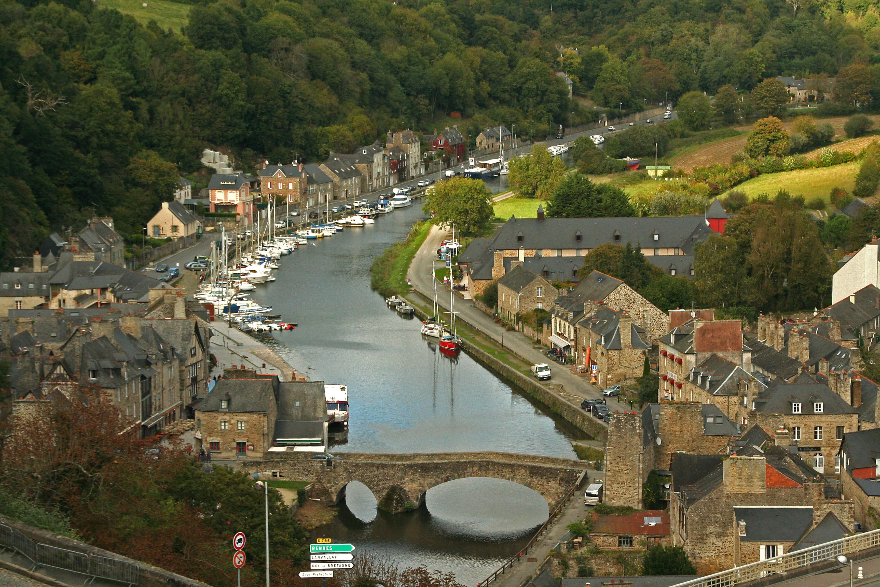 Dinan, cité médiévale d’art et d’histoire — remparts, port et ruelles pavées