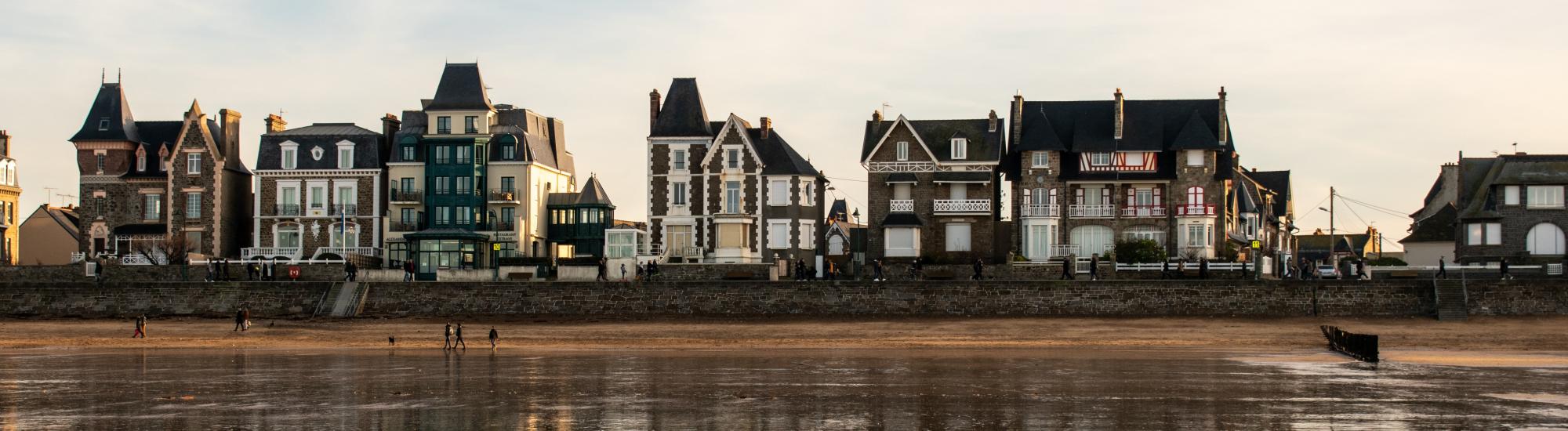 Dinard, perle de la Côte d’Émeraude — villas Belle Époque, plages et promenades